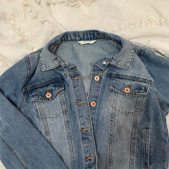 Cute denim jacket, cropped (ish) style in medium wash, size LARGE but fits me sm - Picture 2 of 2